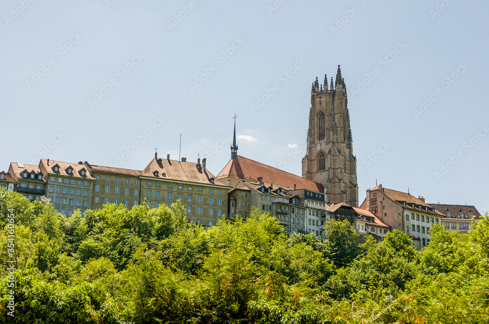 Fribourg, Freiburg, Kathedrale, St. Nikolaus, Altstadt, Altstadthäuser, Stadt, Stadtrundgang, historische Häuser, Sarine, Fluss, Saane, Sommer, Schweiz Fribourg, Freiburg, Kathedrale, St. Nikolaus, Altstadt, Altstadthäuser, Stadt, Stadtrundgang, historische Häuser, Sarine, Fluss, Saane, Sommer, Schweiz