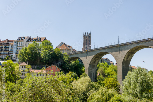 Fribourg, Freiburg, Kathedrale, St. Nikolaus, Altstadt, Zähringerbrücke, Altstadthäuser, Stadt, Stadtspaziergang, Sommer, Schweiz