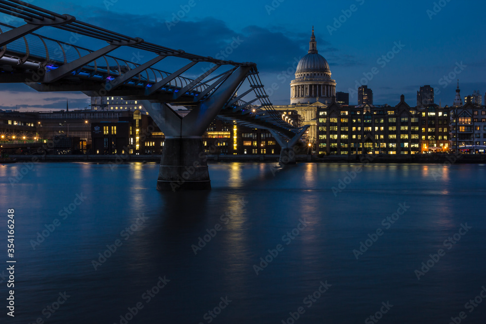 Naklejka premium st pauls cathedral at night
