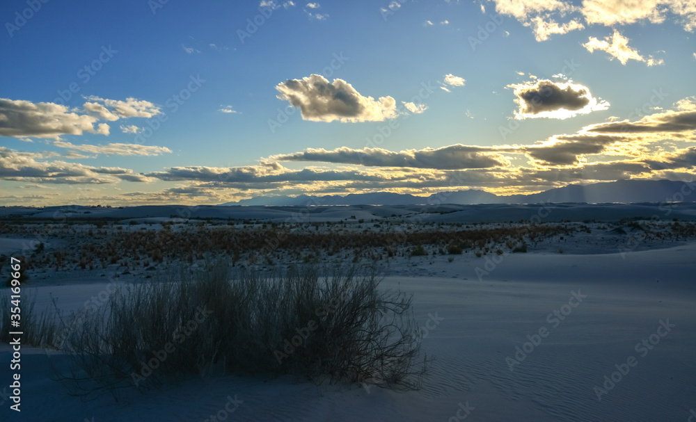 Obraz premium White clouds during sunset over White Sands in New Mexico, USA