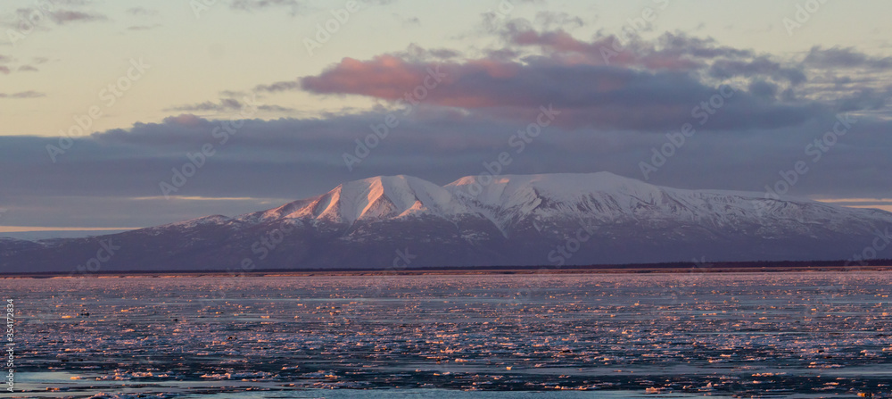 Obraz premium sunrise over the mountains in Alaska 