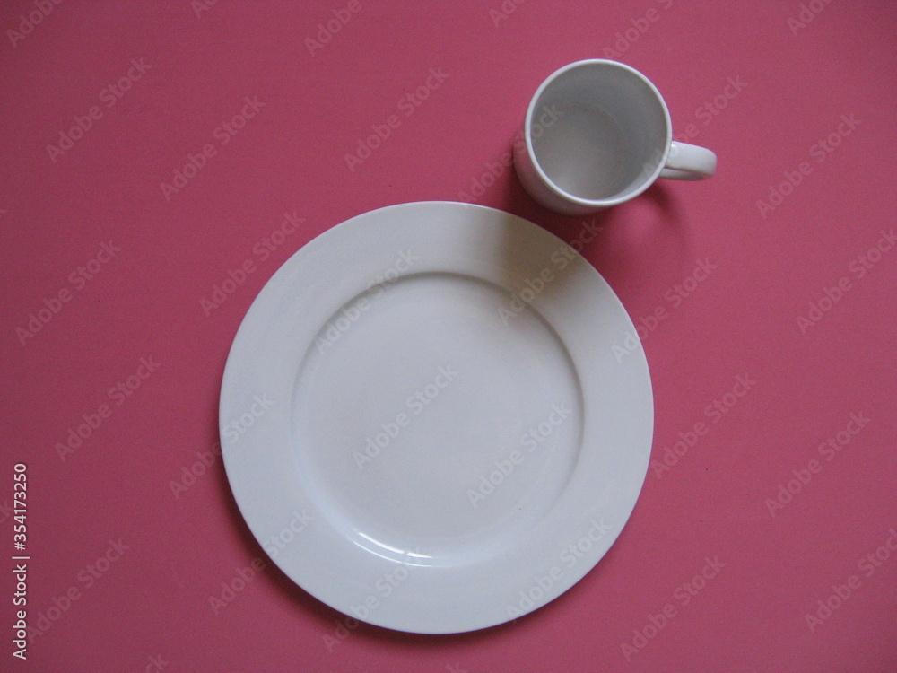 plato grande plano blanco de servir con taza blanca honda tipo mug en esquina superior derecha sobre fondo rosa
plato grande plano blanco de servir con taza blanca honda tipo mug en esquina superior derecha sobre fondo rosa