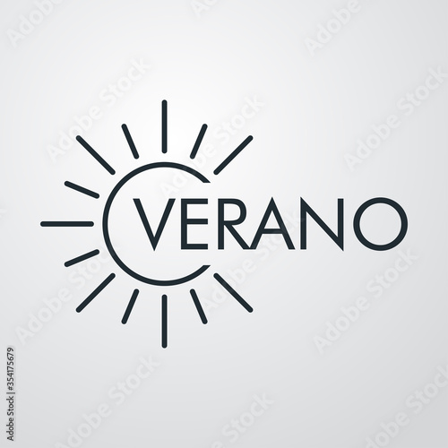 Concepto de vacaciones y viajes. Logotipo lineal sol con texto VERANO en fondo gris