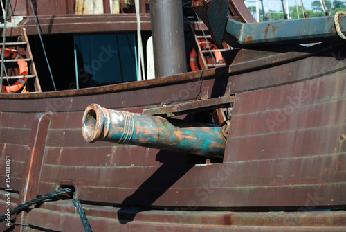 Pormenor de canhão na lateral de um barco pirata photo