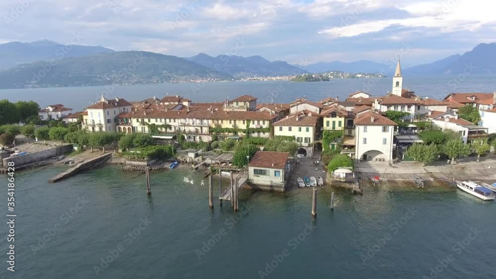 Isola dei Pescatori o Isola Superiore, vicino a Isola Bella, lago Maggiore, filmata dal drone , giorno, lago Isola dei Pescatori o Isola Superiore, vicino a Isola Bella, lago Maggiore, filmata dal drone , giorno, lago