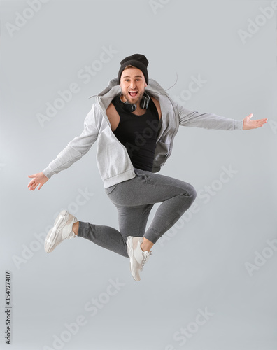 Handsome dancing man on gre...
