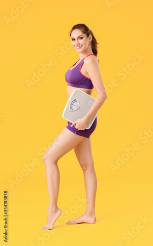 Young woman with weight sca...