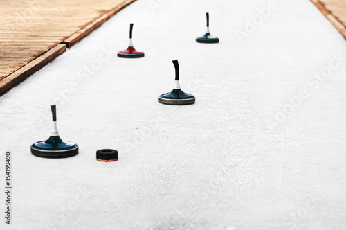 Eistockschießrunde im Freien: Blau hat sich einen Vorteil erspielt