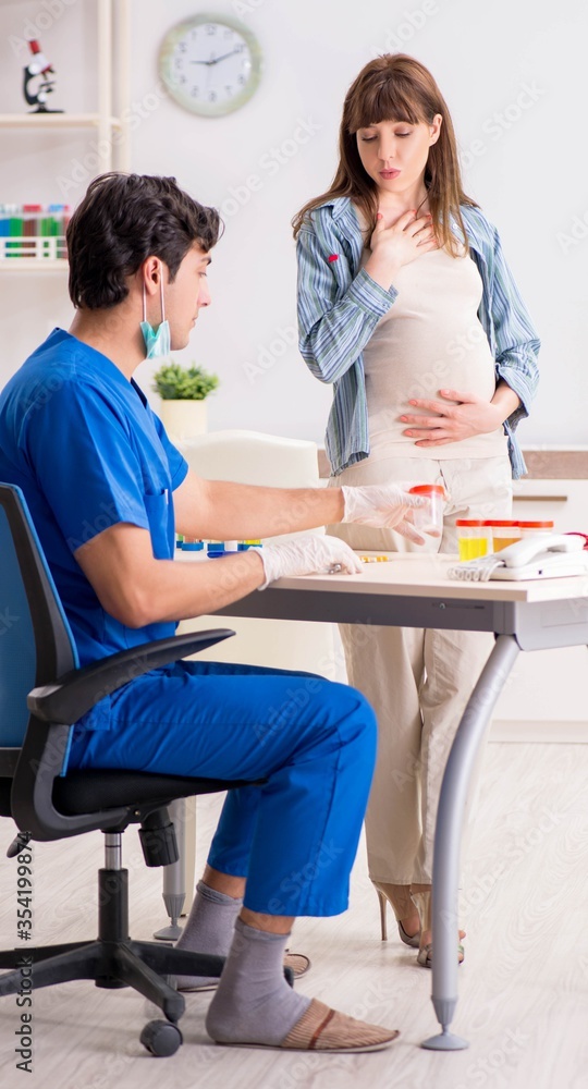 Obraz premium Pregnant woman visiting doctor for check-up