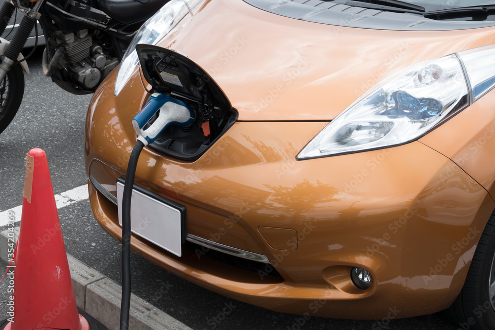 充電中の電気自動車　イメージ