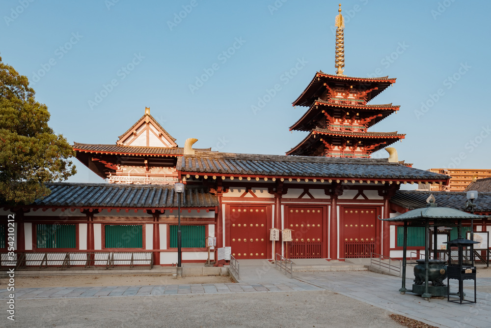 Obraz premium Shitennoji Temple with Sakura in Osaka, Japan