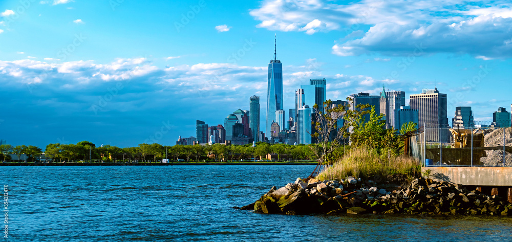 Naklejka premium Lower Manhattan skyline before sunset