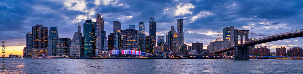 Obraz premium Panoramic Lower Manhattan skyline at sunset