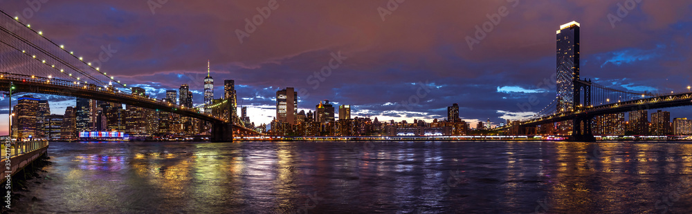 Fototapeta premium Panoramic Lower Manhattan skyline at sunset