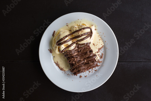 petit gateau in a plate