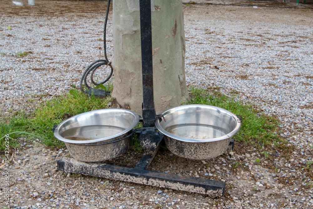 Zwei Näpfe aus Metall für Wasser zum Trinken für Hunde gesehen an einem Restaurant.