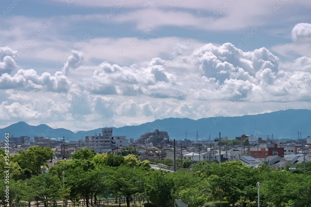 二上山と葛城山上空に広がる雲と大阪府南部市街地