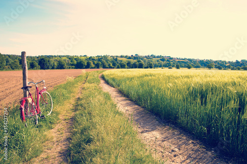 Vélo le long d'un chemin de campagne au milieu des champs.