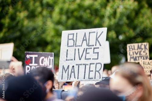 Foto Sign BLACK LIVES MATTER amongst others at the Police Violence march