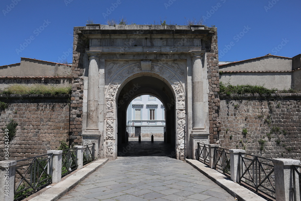Capua - Porta Napoli dal ponte sul fossato