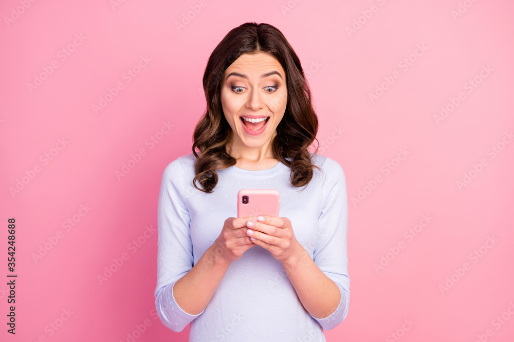 Photo of beautiful attractive lady curly hairdo hold telephone hands online freelance work quarantine read salary sms wear casual white sweater isolated pastel pink color background Photo of beautiful attractive lady curly hairdo hold telephone hands online freelance work quarantine read salary sms wear casual white sweater isolated pastel pink color background