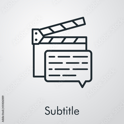 Icono plano lineal claqueta y globo de habla con texto Subtitle en fondo gris