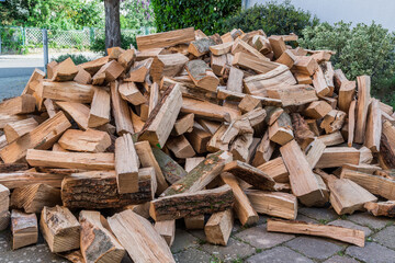 Fototapete Brennholz Textur Unordentlicher Brennholzhaufen auf einem Laufwerk, geliefert für den Wintervorrat  © Daniela Baumann