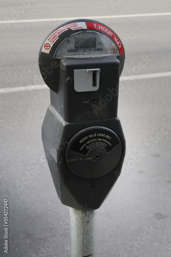 海外のパーキングメーター Typical Canadian suburb parking meter