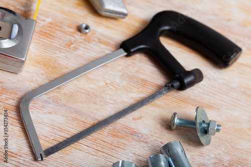 Fotografia Top view of hacksaw surrounded by various tools