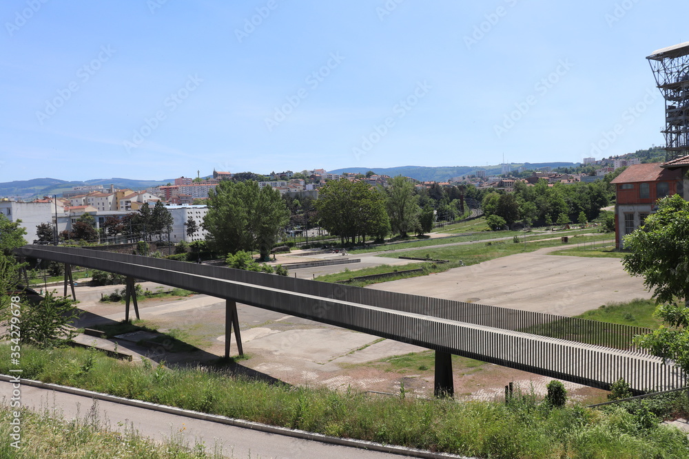 La passerelle piétonne du puits Couriot à Saint Etienne, ville de Saint Etienne, département de la Loire, France La passerelle piétonne du puits Couriot à Saint Etienne, ville de Saint Etienne, département de la Loire, France
