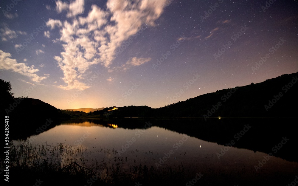Lac de montagne eau paysage nuit - voyage tourisme exploration aventure France Ariège