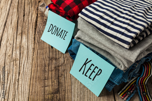 Εκτύπωση καμβά Stack of old clothes to discard (declutter) or keep