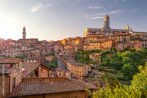 Obraz na płótnie Siena. Aerial cityscape image of medieval city of Siena, Italy during sunset. w salonie