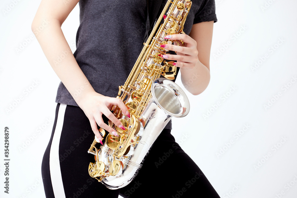 Naklejka premium サックスを演奏する若い日本人女性