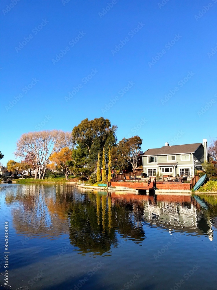 Obraz premium Reflection on the water, Alameda city 