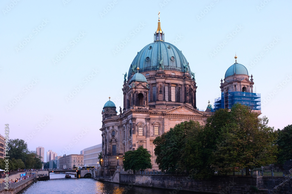 Obraz premium View of the Berlin Cathedral during the pink sunset