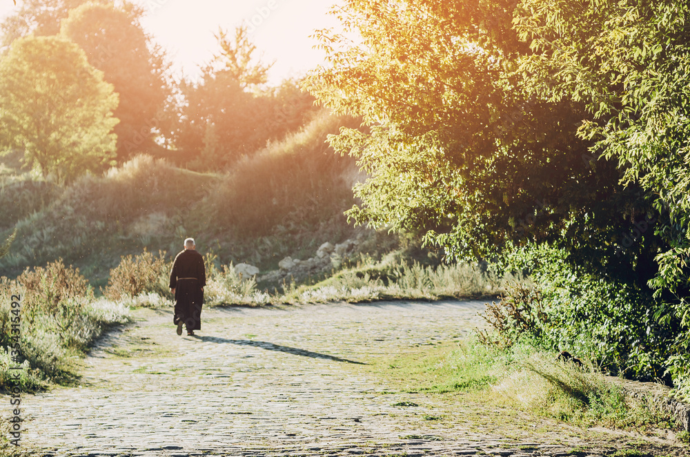 Φωτογραφία monk of the Capuchin Order, an adult wise man with a beard and in long dark brow