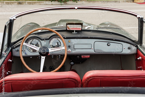 historic car vision of the interior dashboard, dashboard and steering wheel © Leonardo