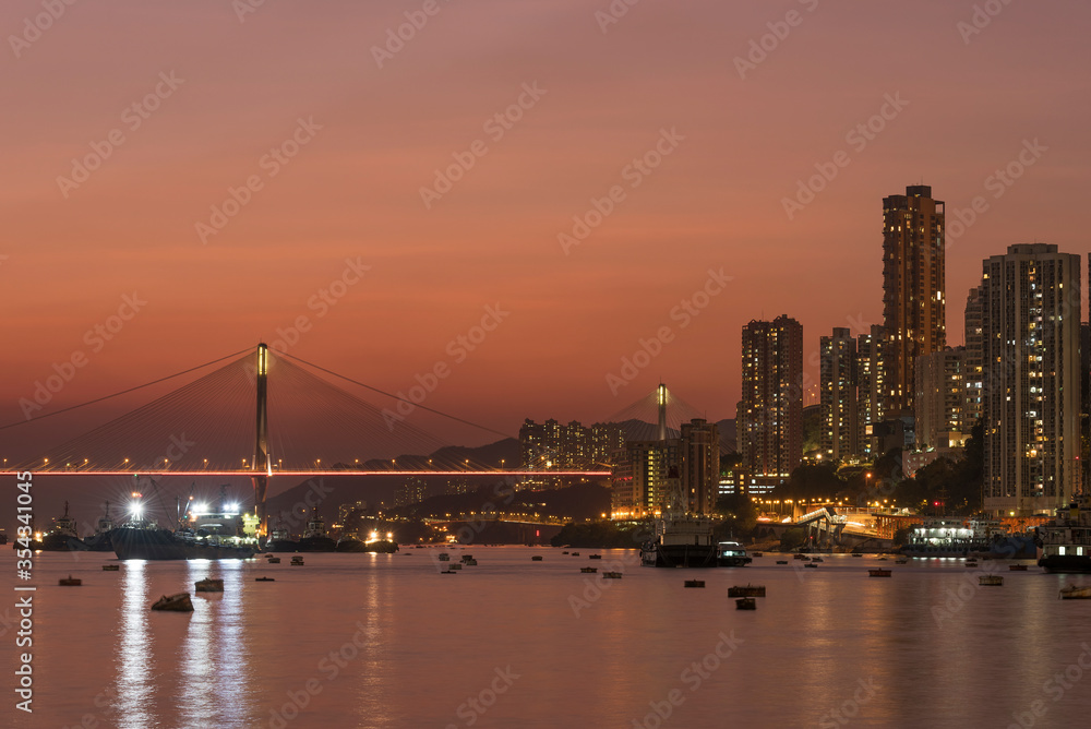 Naklejka premium Idyllic landscape of harbor and skyline of Hong Kong city at dusk