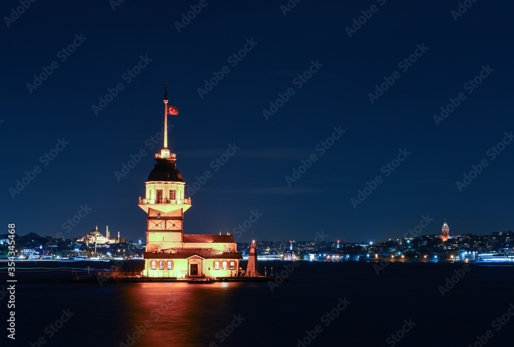 Fototapeta premium Maiden's Tower in Istanbul, Turkey (KIZ KULESI - USKUDAR)