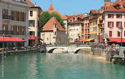 La rivière Thiou coulant dans le centre historique d'Annecy.