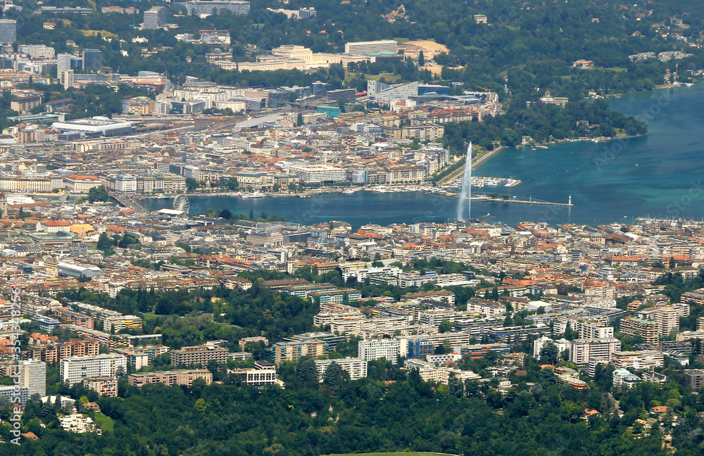 Vue aérienne de Genève et du jet d'eau sur le lac Léman.