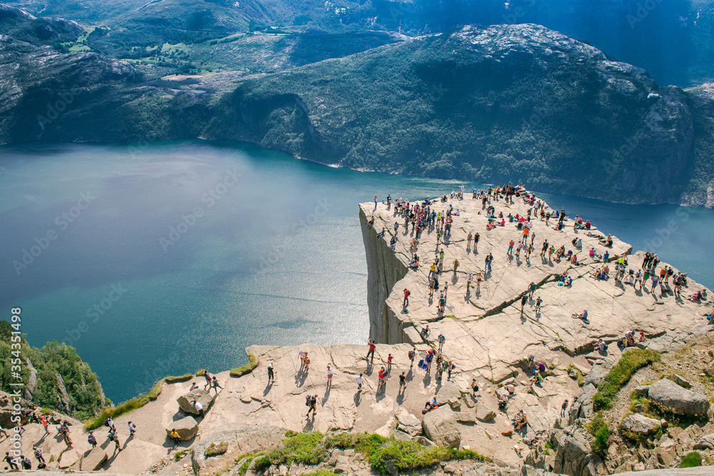 Pulpit Rock. Preikestolen, Norge. Crowd of tourists at Norway's most famous landmark. Top view 