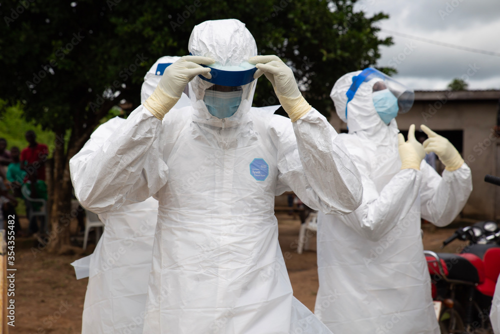 Ταπετσαρία Lunsar, Sierra Leone, July 8, 2015: Buerial team members ready to take a body in a village