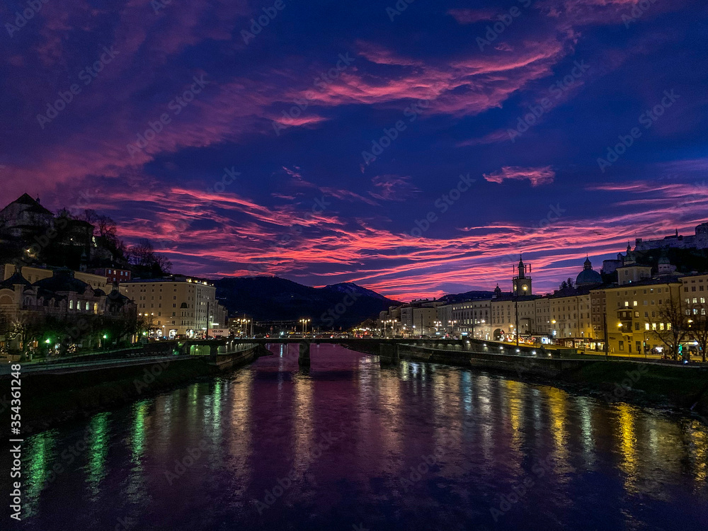 Dramatische Wolkenstimmung zum Sonnenaufgang über Salzburg