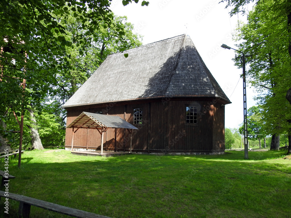 wybudowany z drewna w 1610 roku drewniany kosciol katolicki pod wezwaniem swietej anny w kamiennej starej na podlasiu w polsce wybudowany z drewna w 1610 roku drewniany kosciol katolicki pod wezwaniem swietej anny w kamiennej starej na podlasiu w polsce
