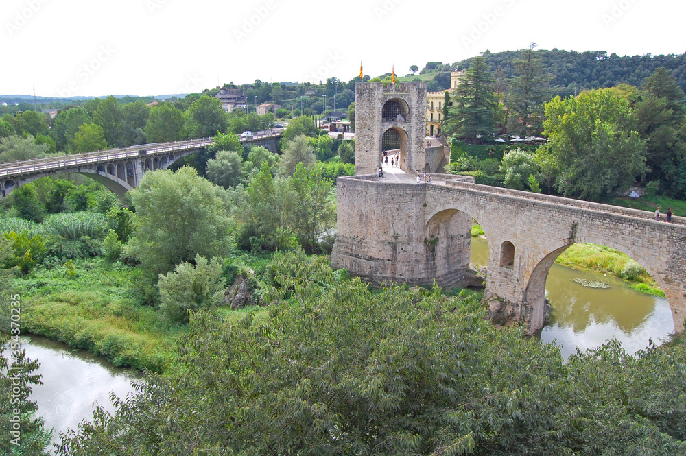 Ciudad medieval de Besalú en Gerona Cataluña España


