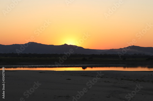 Coucher de soleil sur le fleuve à Bagan, Myanmar