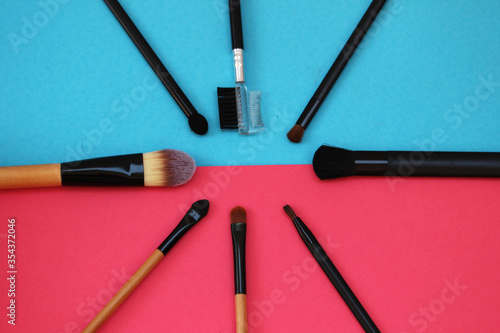 Pinceles y brochas de maquillaje con fondo colorido