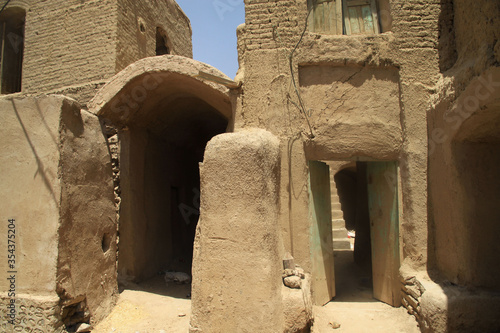 zabytkowe opuszczone miasto z gliny Kharanaq w iranie